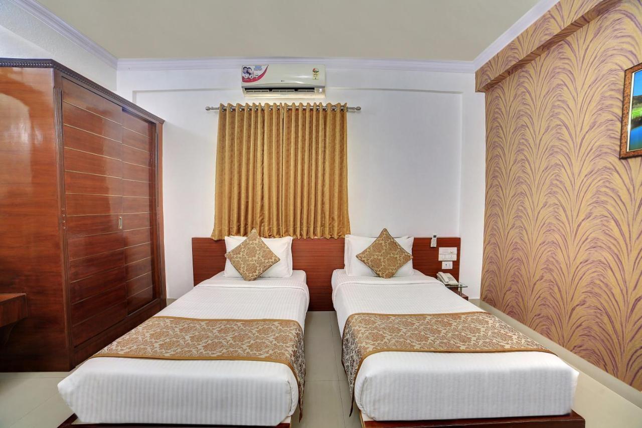 The Liverpool Blue Hotels Bangalore Exteriör bild