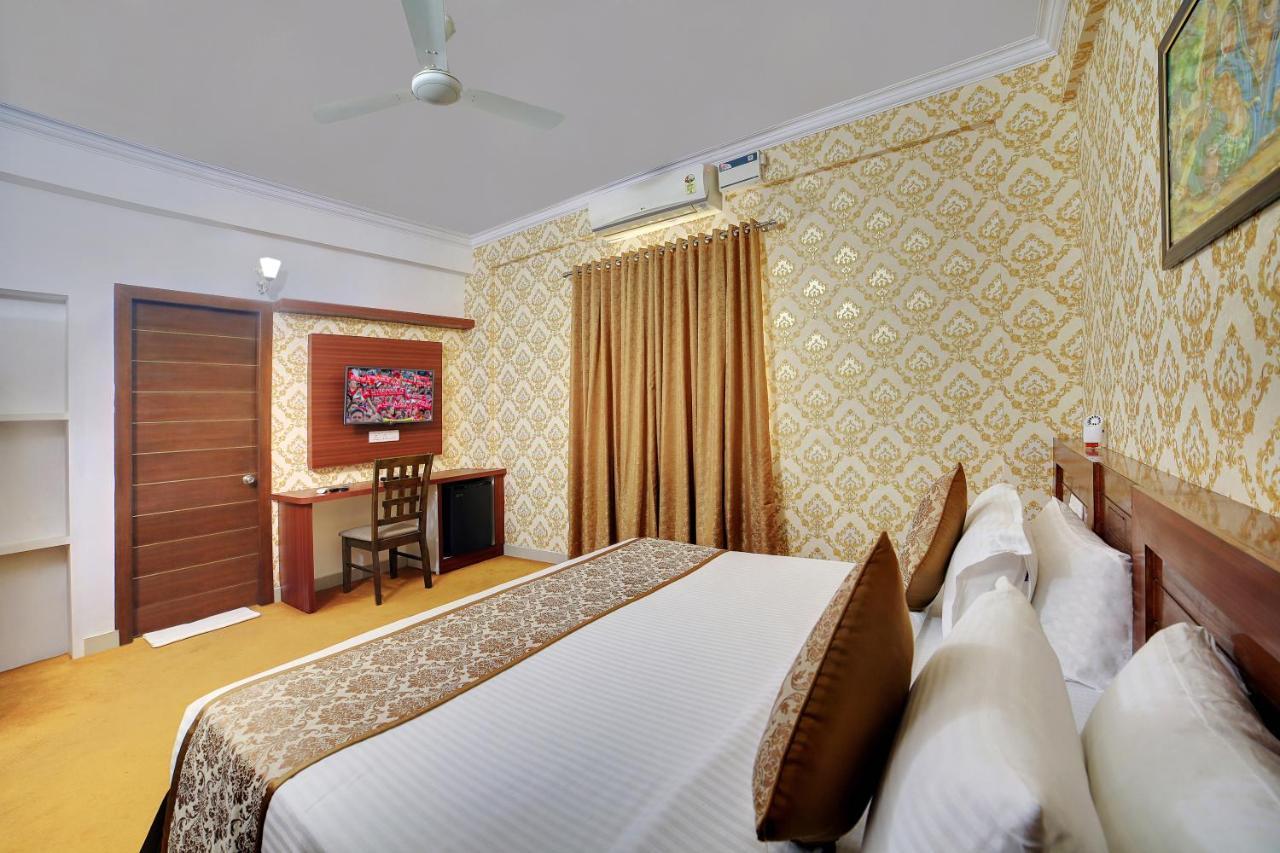 The Liverpool Blue Hotels Bangalore Exteriör bild