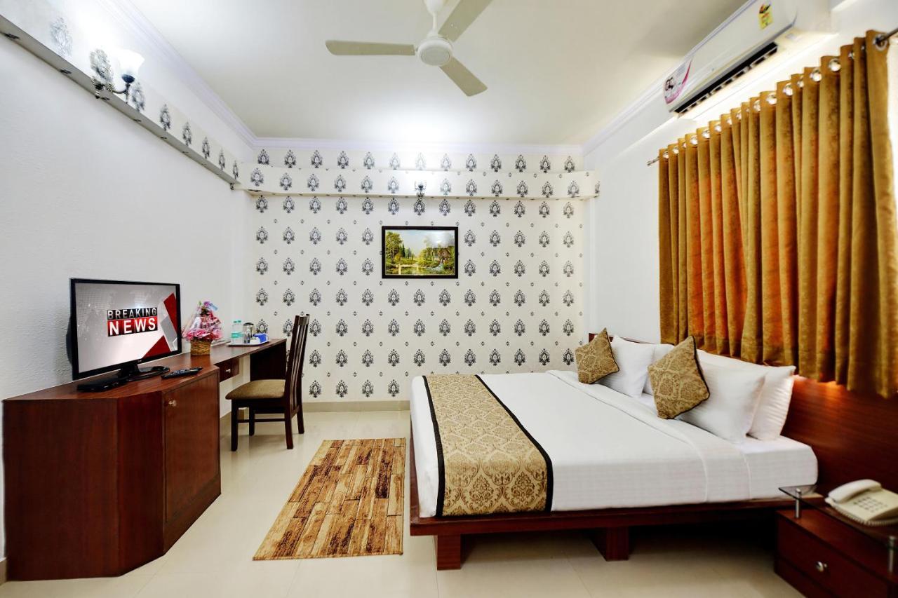 The Liverpool Blue Hotels Bangalore Exteriör bild