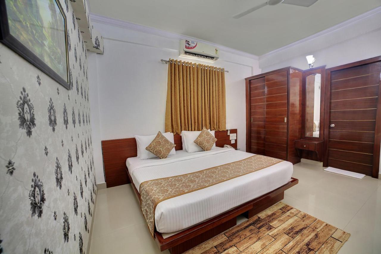 The Liverpool Blue Hotels Bangalore Exteriör bild