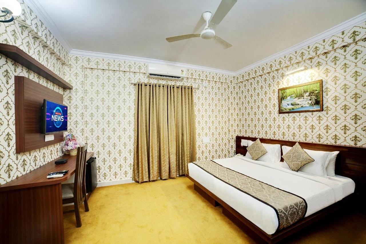 The Liverpool Blue Hotels Bangalore Exteriör bild